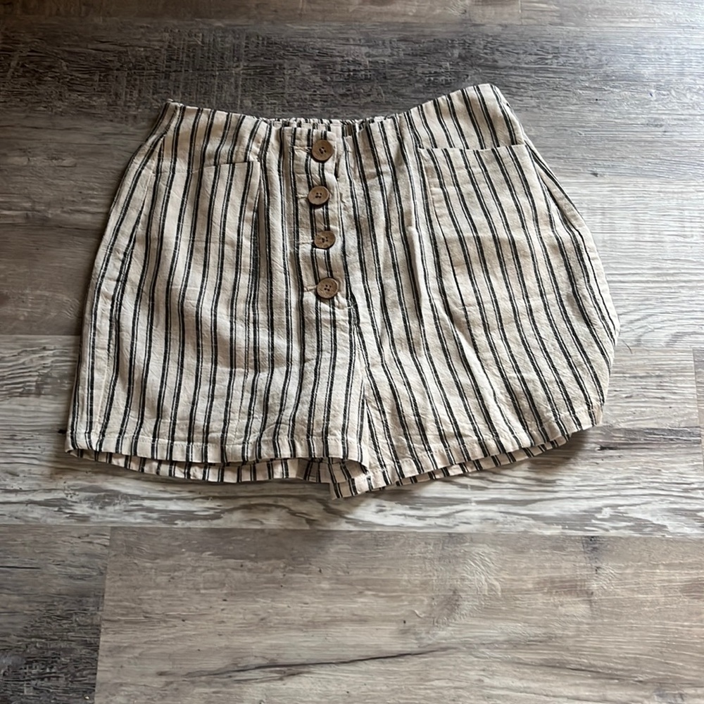 Super cute linen pants from Maurice’s, stretchy waist band and cut buttons!